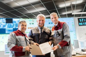 Foto: Wirtschafts- und Digitalminister Prof. Dr. Andreas Pinkwart (Mitte) überreicht den Förderbescheid des Landes NRW an Premal Desai, Finanzvorstand thyssenkrupp Steel (links) und Dr. Arnd Köfler, Technikvorstand thyssenkrupp Steel. Foto: (c) thyssenkrupp