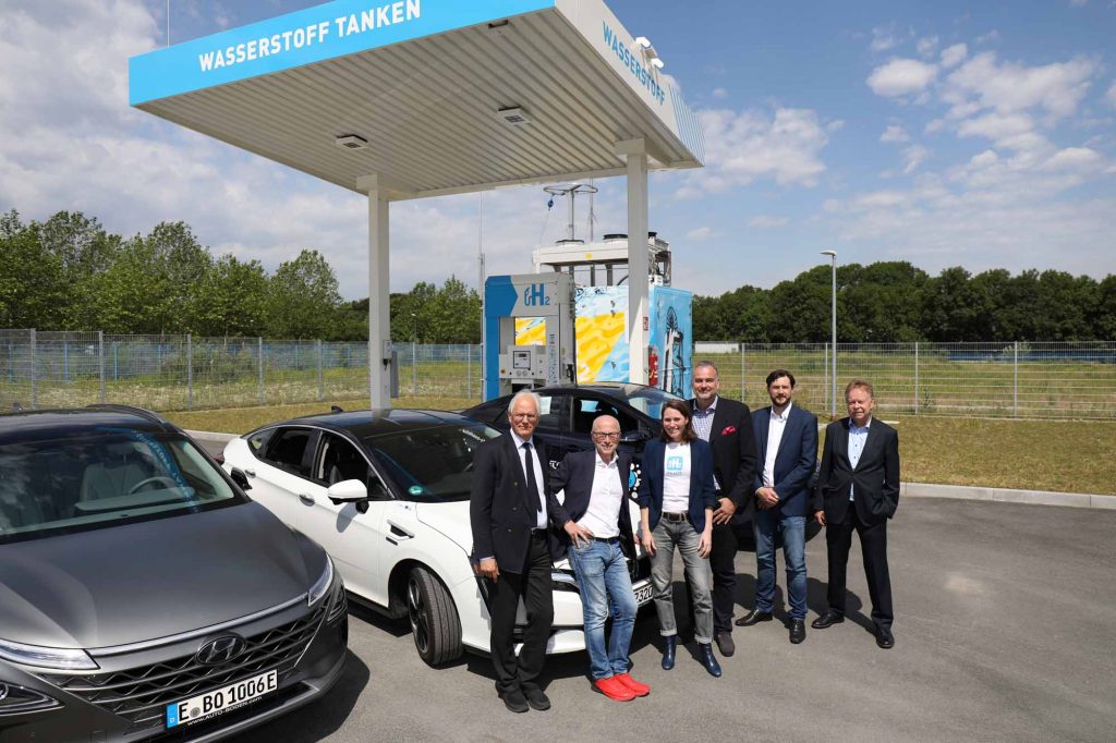 Vor der neuen Wasserstofftankstelle: Joachim Ronge (AGR), Fred Toplak (Bürgermeister der Stadt Herten), Sybille Riepe (H2MOBILITY), Ferry Franz (Toyota Motor Europe), Alexander Schadowski (Linde AG), Volker Lindner (h2-netzwerk-ruhr) (v.l.).