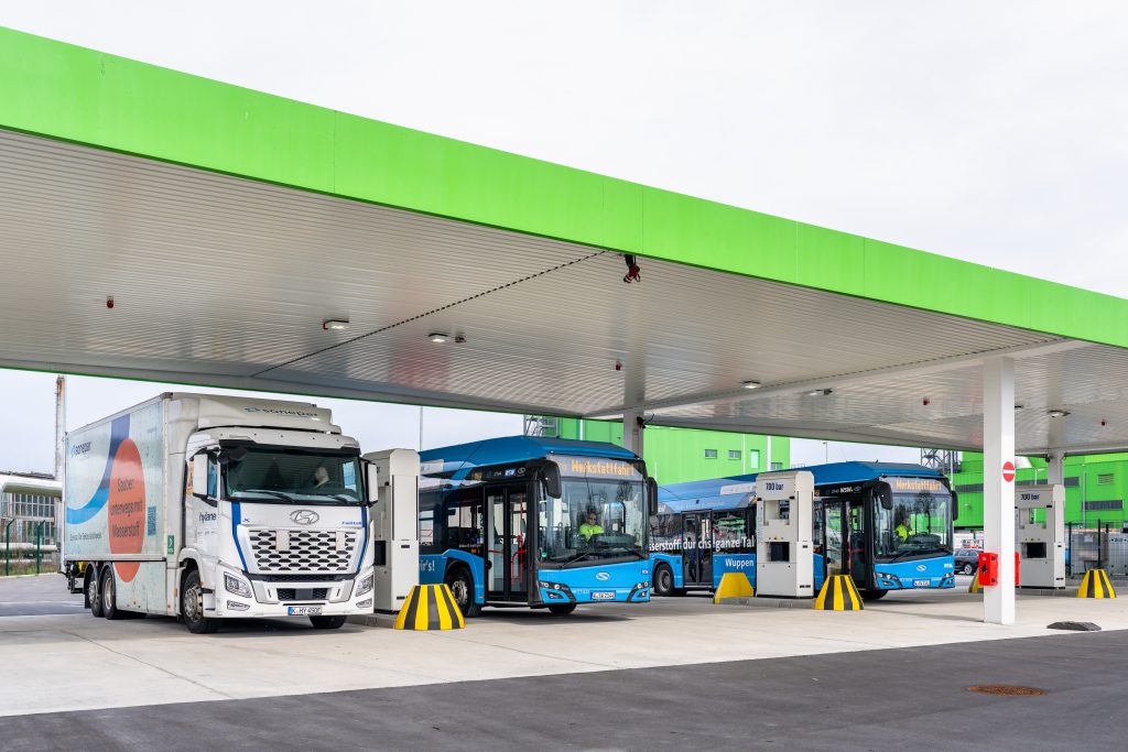 Die Produktionsanlage mit Elektrolyseuren, Kompressoren und Lagertanks wird jährlich ca. 440.000 kg Wasserstoff für die Wasserstofftankstelle erzeugen. Foto: AGR mbH